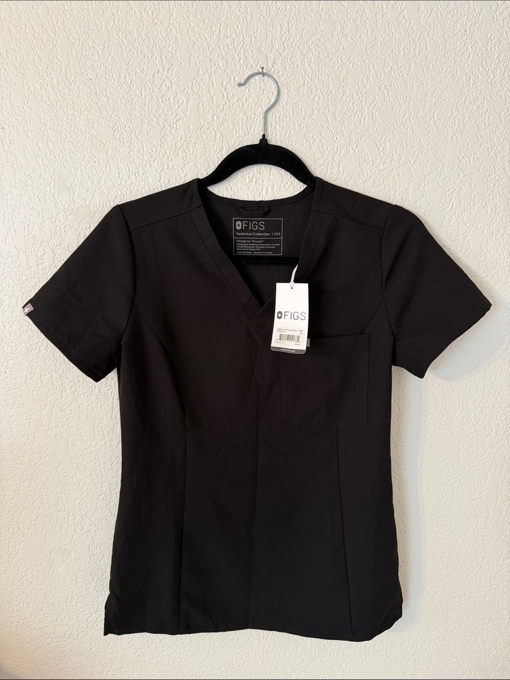 NWT FIGS Catarina Slim Scrub Top in Black